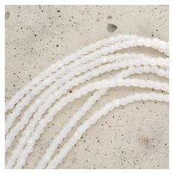 Perles de Bohème sur Fil - Rondes Facettées Blanc Opaline 2 mm