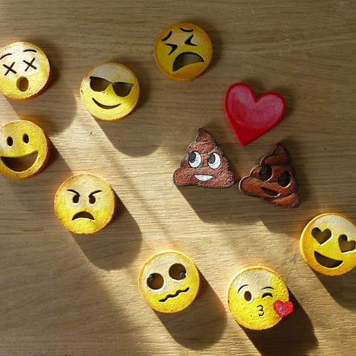 Emojis en bois médium - H. 3 cm - 12 pcs