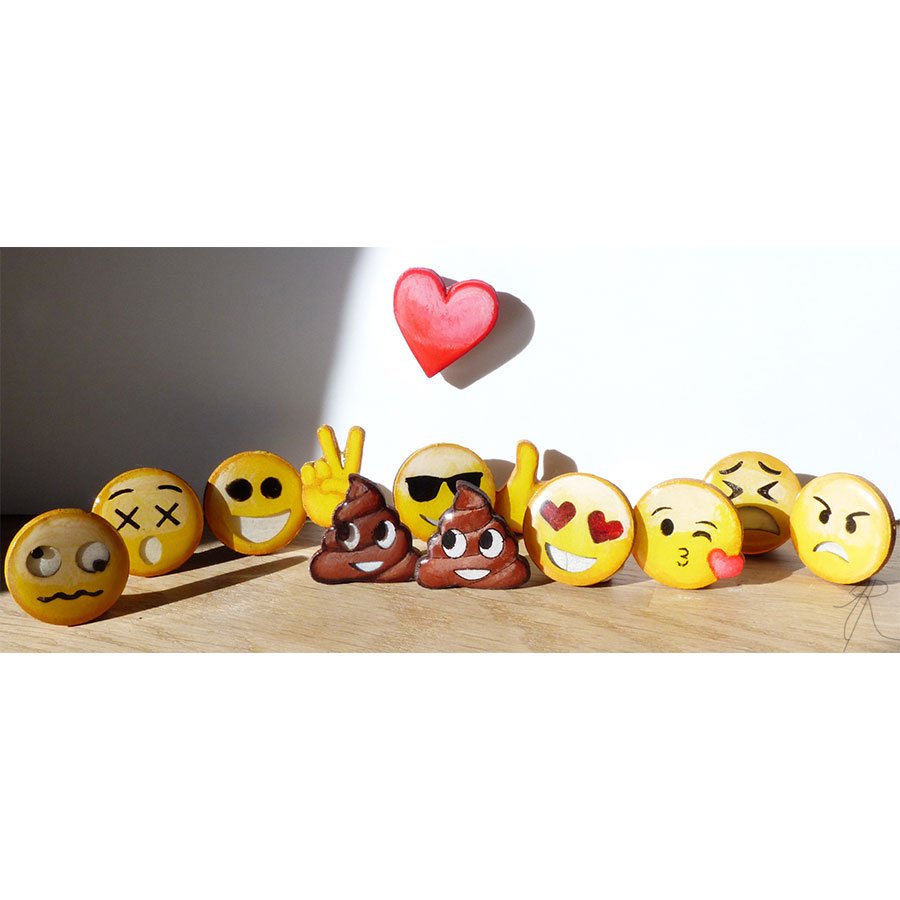 Emojis en bois médium - H. 3 cm - 12 pcs